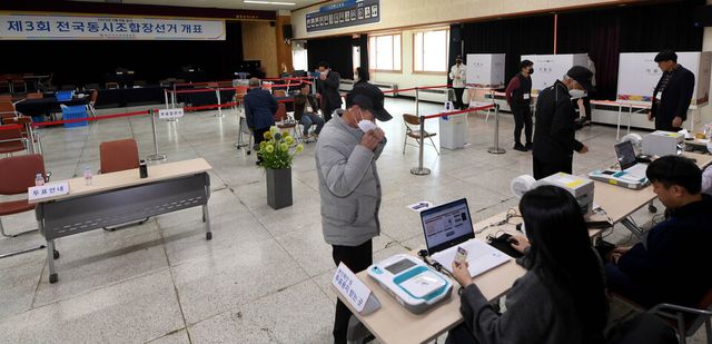 제3회 전국동시조합장선거일인 지난 3월 8일 광주시 북구청 회의실에 마련된 용봉동투표소를 찾은 조합원들이 기표소로 향하고 있다. [사진제공 뉴시스]