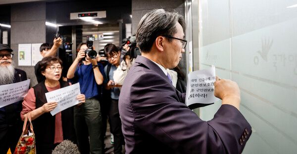 군사망사고 유가족들이 지난 5일 오후 서울 중구 국가인권위원회 앞에서 인권위의 박정훈 대령 긴급구제 조치 기각과 관련한 기자회견을 마친 뒤 군인권보호관실을 방문해 면담요청을 하고 있다. [사진제공=뉴시스]