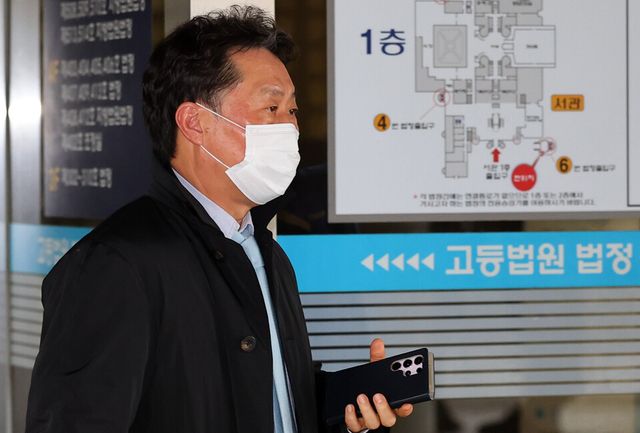 애경산업 안용찬 전 대표가 지난 11일 서울 서초구 서울고등법원에서 가습기살균제 관련 항소심 선고공판을 마친 후 법원을 나서고 있다. [사진제공=뉴시스]