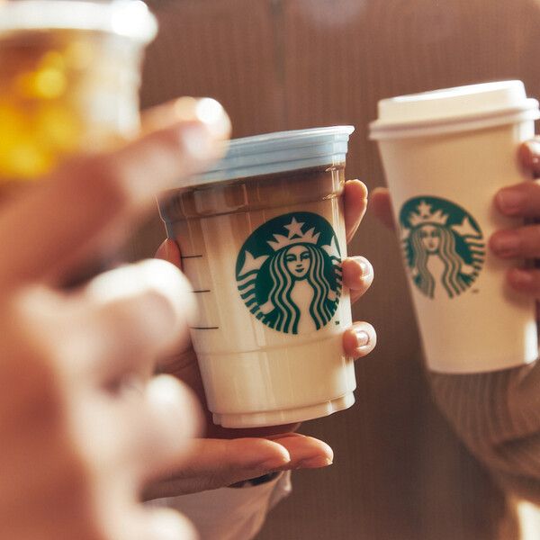 스타벅스가 지난 1일 출시한 뉴이어 프로모션 음료&nbsp;‘푸른 용 헤이즐럿 라떼’와 ‘푸른 용 클래식 밀크티’가 누적 판매량 100만잔을 돌파했다. [사진 출처=스타벅스 코리아]