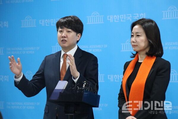 개혁신당 이준석 정강정책위원장과 허은아 창당준비위원장이 18일 오전 서울 여의도 국회에서 정강정책 기자회견을 마치고 기자들의 질문을 받고 있다.&nbsp;ⓒ투데이신문<br>