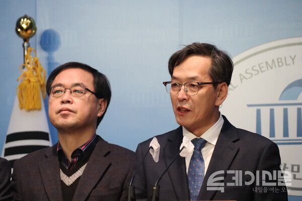 더불어민주당 경북도당 인사들이 18일 국회에서 탈당 기자회견을 하고 있다.&nbsp;