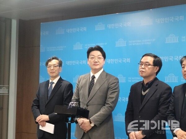 미래대연합 설주완 신임 대변인(가운데)이 18일 국회에서 기자들의 질문을 받고 있다.&nbsp;ⓒ투데이신문