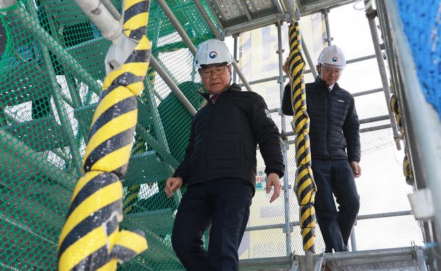 고용노동부 이정식 장관이 한 건립공사 현장에서 동절기 건설현장 관리실태를 살펴보고 있다. [사진출처=뉴시스]