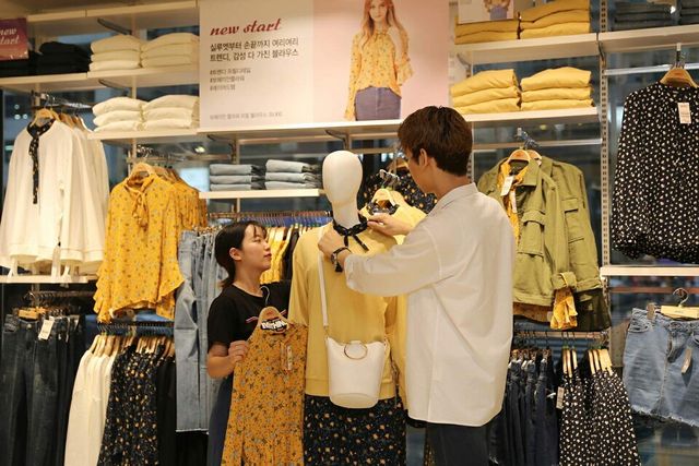 스파 브랜드 매장에서 고객들이 제품을 구경하고 있다. [사진 출처=뉴시스]