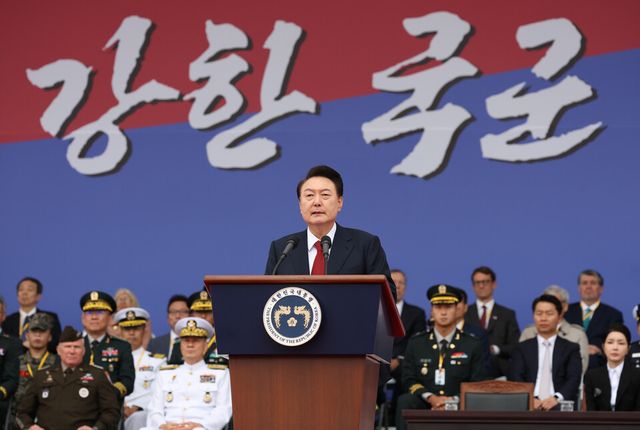 윤석열 대통령이 1일 성남 서울공항에서 열린 건군 76주년 국군의날 기념식에서 기념사를 전했다. [사진 출처=뉴시스]<br>