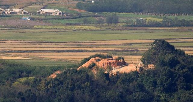 북한이 지난 9일부터 남한과 연결된 도로·철길을 단절하고 방어 구조물을 구축한다고 밝힌 가운데 10일 경기 파주시 오두산전망대에서 북한 황해도 개풍군 마을 일대가 보이고 있다. [사진출처=뉴시스]<br>