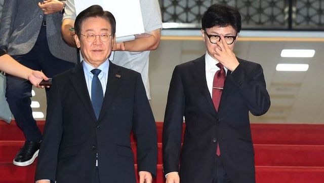 국민의힘 한동훈 대표와 더불어민주당 이재명 대표가 지난 1일 서울 여의도 국회에서 열린 국민의힘-더불어민주당 당 대표 회담을 마치고 함께 이동하고 있다. [사진출처=뉴시스]