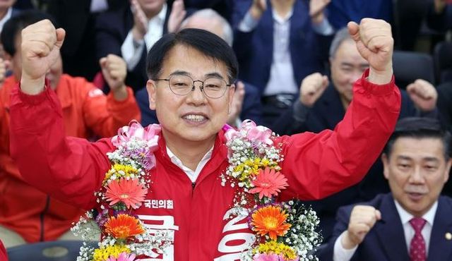 부산 금정구청장 보궐선거 윤일현 국민의힘 후보가 16일 금정구 자신의 선거사무소에서 당선이 유력해지자 환호하고 있다.[사진출처=뉴시스]<br>