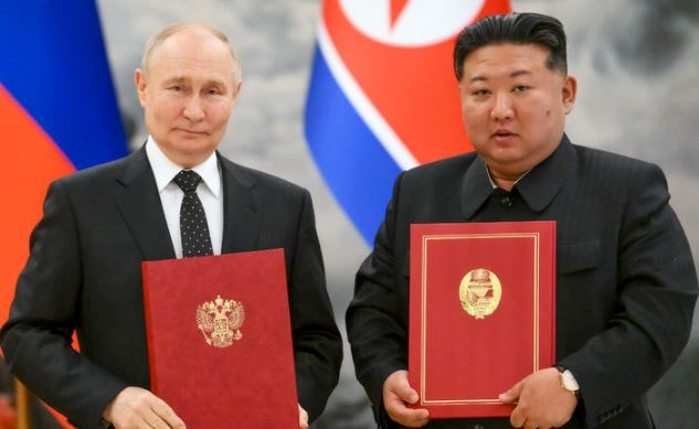 러시아 블라디미르 푸틴 대통령(왼쪽)과 북한 김정은 국무위원장이 지난 6월 북한 평양 금수산 영빈관에서 포괄적 전략 동반자 협정을 체결한 후 협정서를 들고 기념 촬영하고 있다. [사진출처=뉴시스]