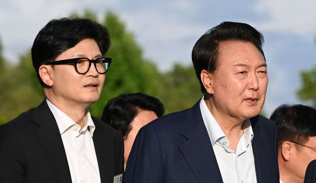 윤석열 대통령이 지난 7월 24일 서울 용산 대통령실 청사에서 국민의힘 신임 당 지도부 만찬에 앞서 한동훈 신임 당대표와 이동하고 있다. [사진출처=뉴시스]