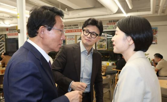 국민의힘 한동훈 대표와 김상훈 정책위의장, 한지아 등 친한계 의원들이 지난 22일 서울 여의도의 한 식당에서 저녁 만찬을 하기 전 대화를 하고 있다. [사진출처=뉴시스]<br>