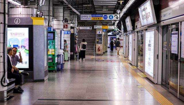 서울 소재 한 지하철역 승강장이 한산한 모습을 보이고 있다. [사진제공=뉴시스]