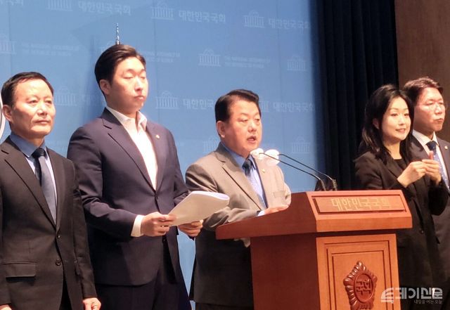 더불어민주당 윤석열정부 독도지우기 진상조사 특별위원회&nbsp;김병주 위원장이 23일 국회 소통관에서 기자회견을 열고 발언을 하고 있다.&nbsp;ⓒ투데이신문<br>
