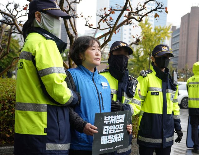 대한민국공무원노동조합총연맹 석현정 위원장이 지난 22일 온전한 타임오프 보장을 요구하는 펫말을 들고 있다. [사진제공=대한민국공무원노동조합총연맹]<br>