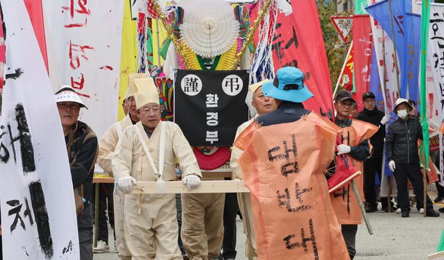 지천댐 반대 대책위가 지난 21일 세종시 정부세종청사 환경부 앞에서 상여를 메고 지천댐 건설 백지화를 촉구하고 있다. [사진제공=뉴시스]