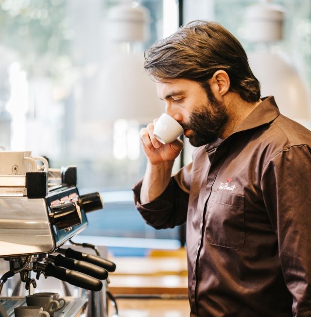 매일유업 관계사 엠즈씨드가 운영하는 커피 전문 브랜드 폴 바셋의 앰배서더 ‘폴 바셋’이 커피 추출 행사를 진행한다. [사진출처=엠즈씨드]
