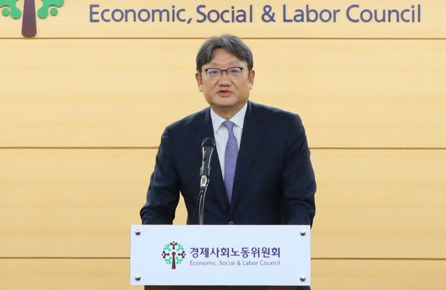 경제사회노동위원회 권기섭 위원장이 지난 22일 서울 종로구 경사노위 대회의실에서 진행된 ‘공무원 근무시간면제심의 위원회 11차 전원회의’에서 최종 의결을 마친 후 발언하고 있다. [사진제공=뉴시스]<br>