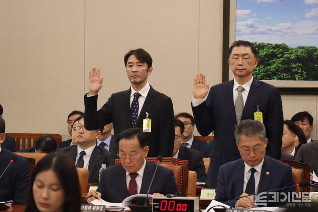 크래프톤 김창한 대표(왼쪽)가 25일 국회 환노위 국정감사에 출석해 선서를 하고 있다. ⓒ투데이신문