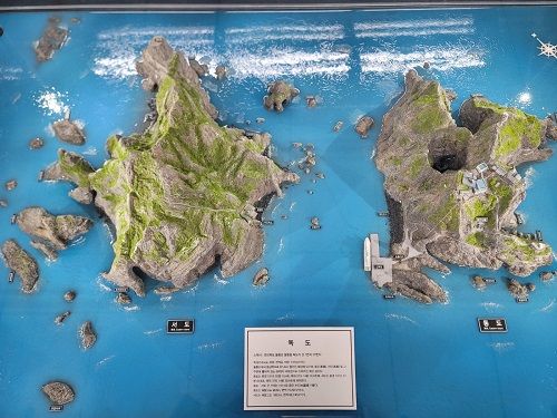 25일 독도의 날을 맞아 시민들의 품에 돌아온 독도 조형물. [사진제공=서울교통공사]