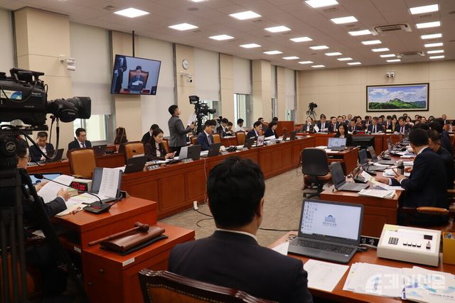 25일 서울 여의도 국회 환노위에서 국정감사가 진행되고 있다. ⓒ투데이신문