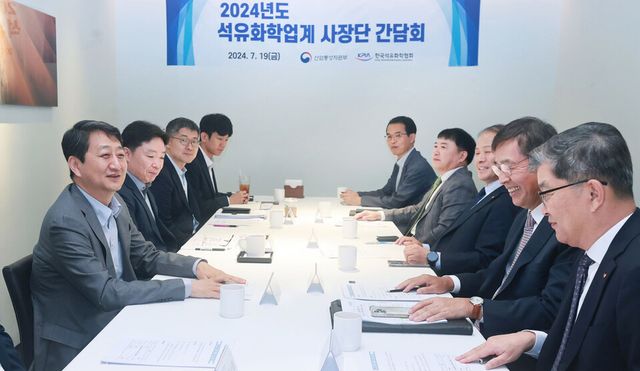 산업통상자원부 안덕근 장관(왼쪽)이 지난 7월 19일 서울시 중구 달개비 컨퍼런스하우스에서 석유화학업계 사장단 간담회에 참석해 기업들의 의견을 수렴하고 있다. [사진제공=산업통상자원부]