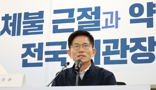 고용노동부 김문수 장관이 지난 9월 5일 서울 중구 서울고용노동청에서 진행된 ‘임금체불 근절과 노동약자 보호를 위한 전국 고용노동관서 기관장 회의’에 참석해 있다. [사진제공=뉴시스]