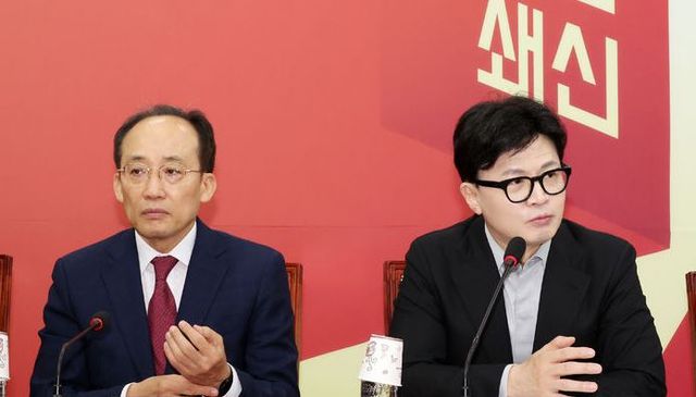 국민의힘 한동훈 대표가 28일 오전 서울 여의도 국회에서 열린 최고위원회의에서 발언하고 있다. 왼쪽은 추경호 원내대표. [사진출처=뉴시스]<br>