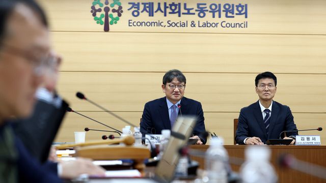 경제사회노동위원회 권기섭 위원장과 교사노동조합연맹 김용서 위원장이 지난 28일 서울 종로구 경제사회노동위원회에서 이뤄진 ‘교원 근무시간면제심의 위원회 12차 전원회의’에서 합의를 마친 뒤 기자브리핑을 하고 있다. [사진제공=뉴시스]<br>