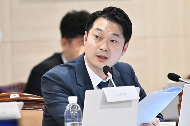 김동아 더불어민주당 의원이 지난 14일 오후 전남 나주시 한국전력공사 본사에서 열린 산업통산자원중소벤처기업위원회 국정감사에서 정동희 한국전력거래소 이사장에게 질의하고 있다. [사진제공=뉴시스]