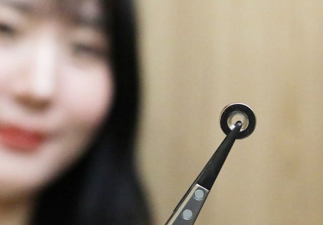 LG이노텍 직원이 중희토류가 사용되지 않은 ‘고성능 친환경 마그넷’을 선보이고 있다. [사진제공=LG이노텍]