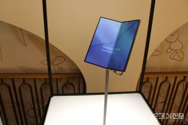 신세계 강남점에 마련된 삼성 팝업스토어에 ‘갤럭시 Z 폴드 스페셜 에디션’이 진열돼 있다. ⓒ투데이신문