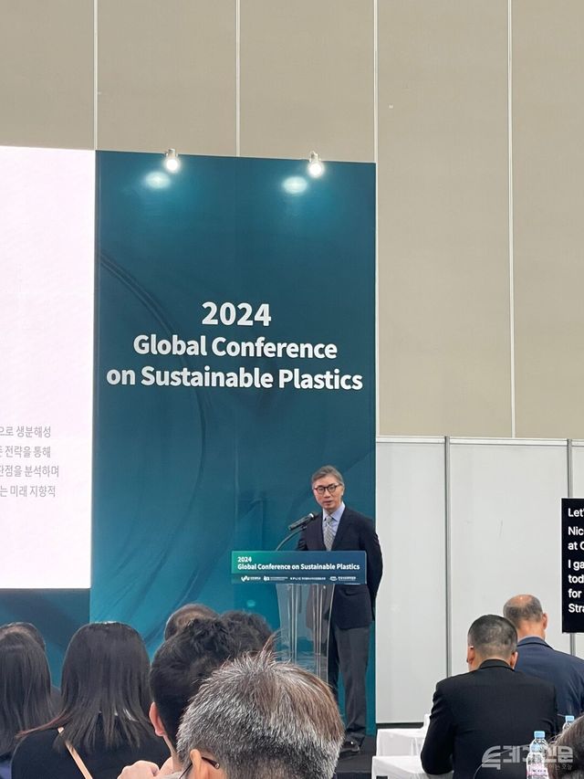CJ제일제당 이승진 경영자문이 30일 인천 컨벤시아에서 열린 2024 국제 친환경플라스틱 컨퍼런스에 참석해 발표하고 있다.ⓒ투데이신문