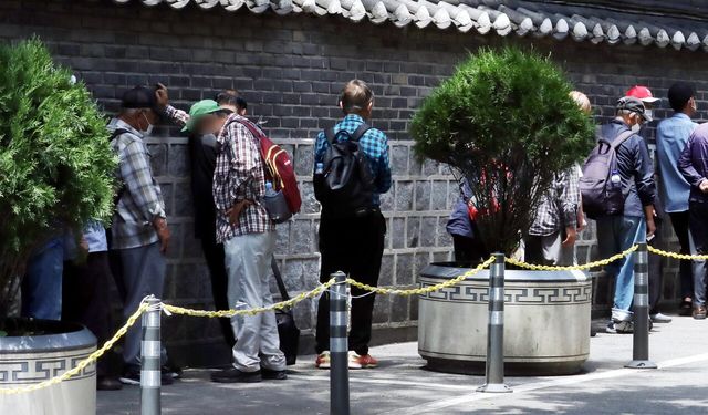 지난해 6월 4일 서울 종로구 탑골공원 인근에서 노인들이 무료 배식을 받기 위해 기다리고 있다. [사진제공=뉴시스]<br>