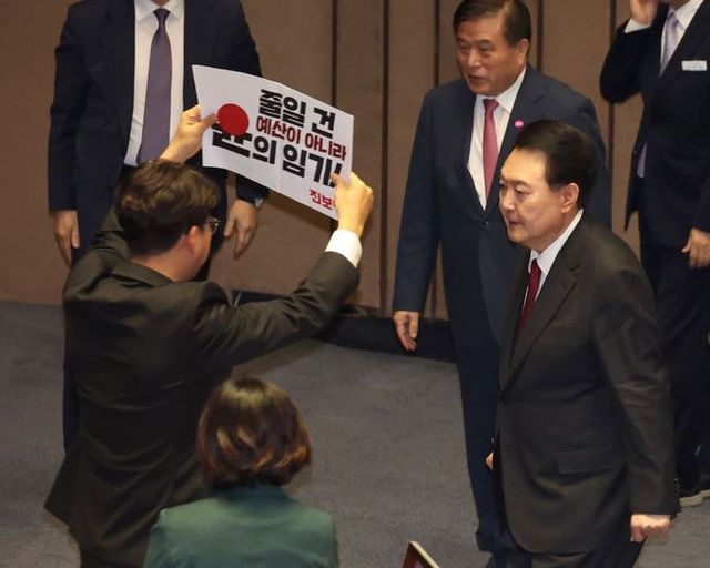 윤석열 대통령이 지난해 10월 31일 오전 서울 여의도 국회 본회의장에서 2024년도 예산안에 대한 시정연설을 마친 후 피켓 든 강성희 진보당 의원 앞을 지나고 있다. [사진출처=뉴시스]<br>