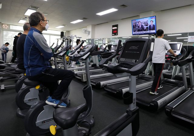 지난해 3월 13일 서울시 강남 소재 한 헬스장에서 시민들이 운동을 하고 있는 모습. [사진제공=뉴시스]