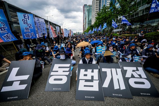 서울 영등포구 한국경제인협회 앞에서 10일 열린 ‘노조법 개정·타임오프 폐기’ 촉구 총파업대회에서 전국금속노동조합 조합원들이 피켓을 들고 있다. [사진 제공=뉴시스]