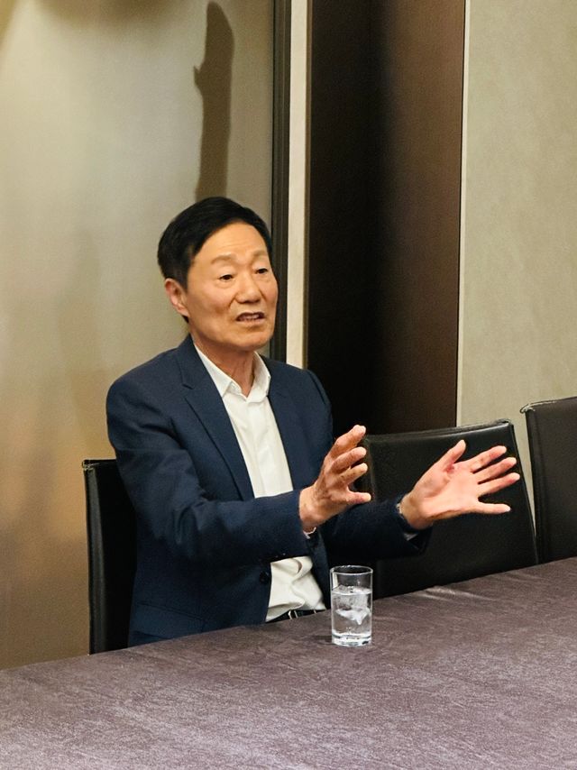 한양정밀 신동국 회장이 30일 저녁 서울 중구 더플라자호텔에서 열린 소액주주 간담회에서 입장을 전하고 있다. [사진 제공=한미약품그룹 3자연합]