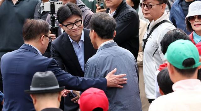 국민의힘 한동훈 대표가 지난 6일 부산 금정구 남산성당 앞에서 신도들과 인사하며 윤일현 금정구청장 보궐선거 후보의 지지를 호소하고 있다.[사진출처=뉴시스]<br>