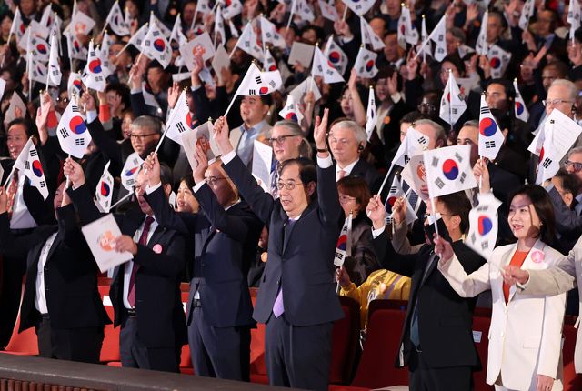 한덕수 국무총리가 9일 서울 종로구 세종문화회관에서 열린 578돌 한글날 경축식에서 만세삼창을 하고 있다. [사진제공=뉴시스]