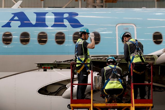 지난 5월 서울 강서구 대한항공 본사 정비격납고에서 열린 대한항공 안전운항시설 및 안전관리체계 소개 행사에서 항공 정비 관계자들이 업무를 하고 있다. [사진출처=뉴시스]