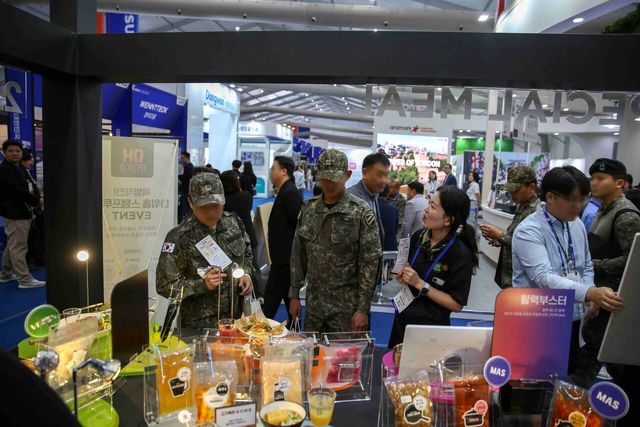 지난 2일부터 6일까지 충남 계룡대에서 진행된&nbsp; KADEX 2024에 아워홈, 풀무원 등 위탁 급식 운영사들이 홍보 부스를 운영했다. [사진제공=아워홈]