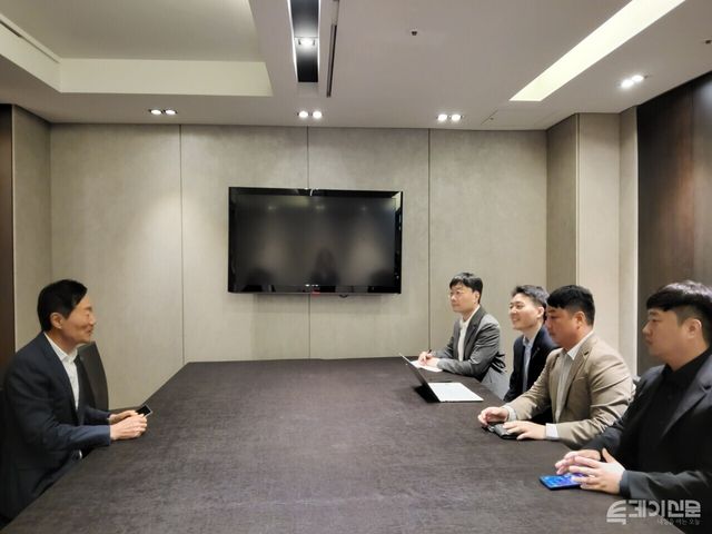 30일 저녁 서울 중구 더플라자호텔에서 신동국(왼쪽) 회장과 이준용(오른쪽에서 세 번째) 소액주주연대 대표 를 비롯한 소액주주 1명, 소액주주 플랫폼 액트 관계자가 간담회를 진행 중이다. [사진제공=한미약품그룹 3자연합]