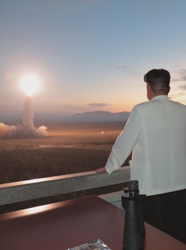 북한 김정은 국무위원장이 지난 2022년 당시 인민군 전술핵운용부대 등의 군사훈련을 지도하고 있는 모습. [사진제공=뉴시스]