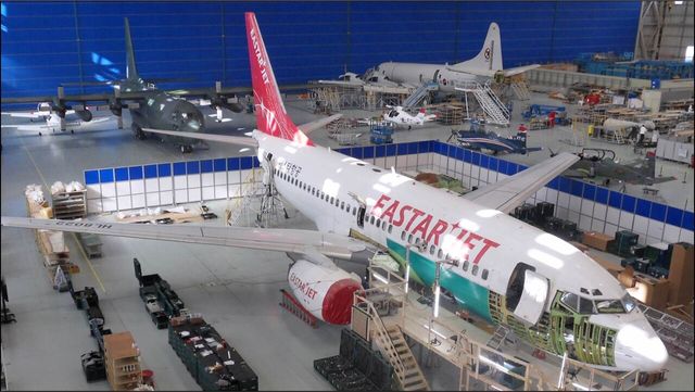 8개 국내외 업체와 기관이 참여한 한국 첫 항공정비(MRO) 전문업체 KAEMS에서 이스타 항공 B737 항공기를 정비하고 있다. [사진출처=뉴시스]