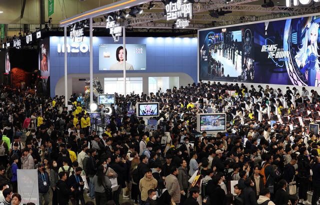 지난해 지스타 2023이 개막한 16일 부산 해운대구 벡스코 제1전시장에 마련된 넷마블 부스에서 관람객들이 신작 게임을 즐기고 있다. [사진제공=뉴시스]