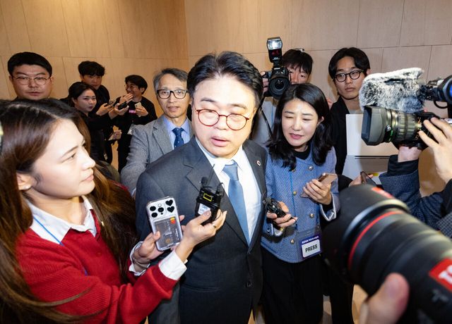 의협 임현택 전 회장이 10일 서울 용산구 대한의사협회에서 열린 2024년도 긴급 임시대의원총회에서 회의장을 나서고 있다. [사진 제공=뉴시스]