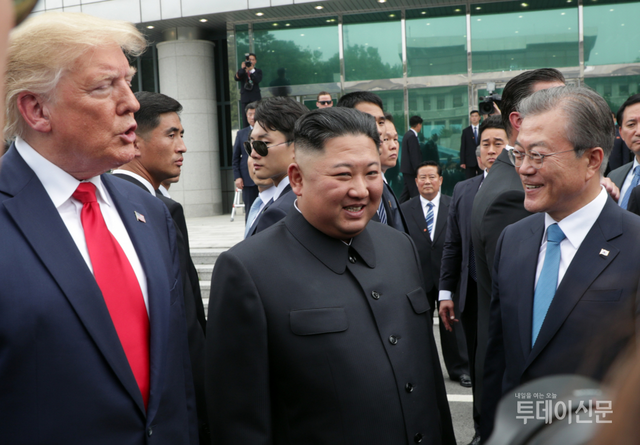 문재인 대통령이 지난 2019년 6월 30일 판문점 자유의 집 앞에서 김정은 북한 국무위원장, 트럼프 미국 대통령과 이야기를 나누고 있는 모습.ⓒ뉴시스