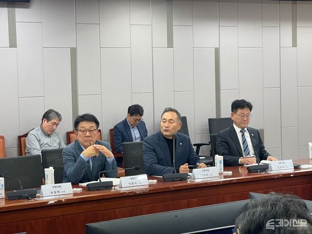 김원이 더불어민주당 의원이 13일 열린 해상풍력특별법 제도 마련 위한 토론회에서 발언하고 있다. ⓒ투데이신문