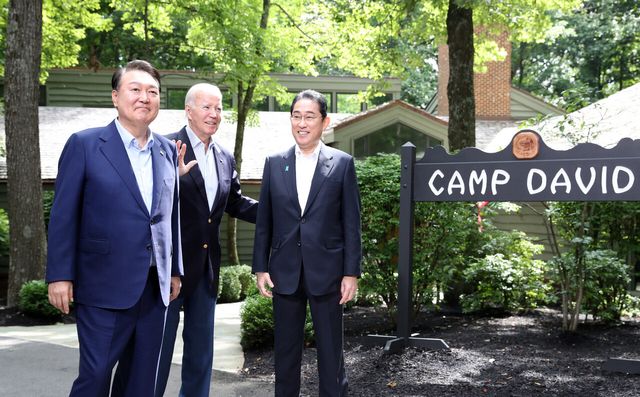 지난해 8월 미국 메릴랜드주에 위치한 대통령 별장인 캠프 데이비드에서 윤석열 대통령, 미국 조 바이든 대통령, 일본 기시다 후미오 총리가 기념사진을 촬영하고 있다. [사진제공=뉴시스]